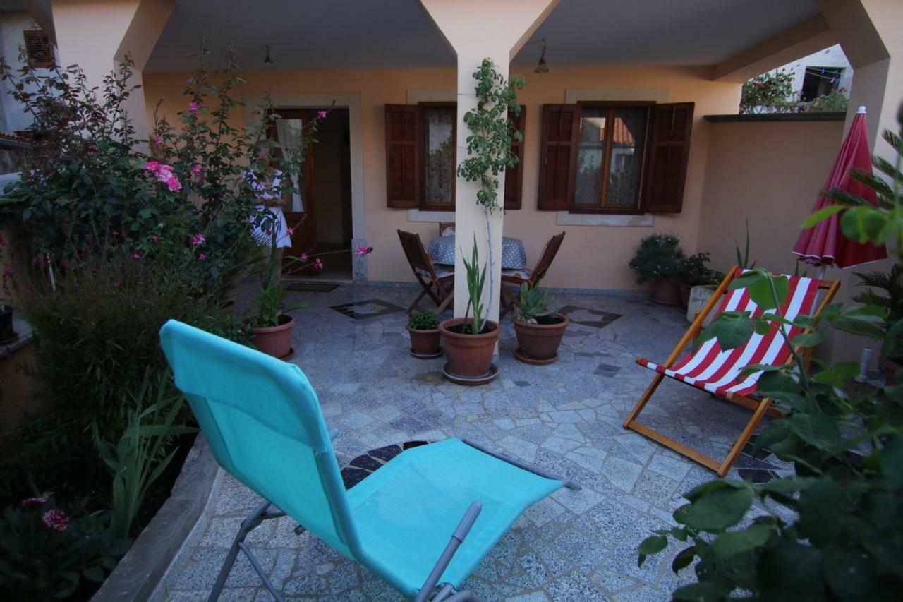 App With A Lovely Patio Мали-Лошинь Экстерьер фото